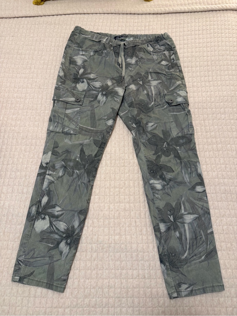 Women’s Charlie B Floral Cargo Pants - Olive Green